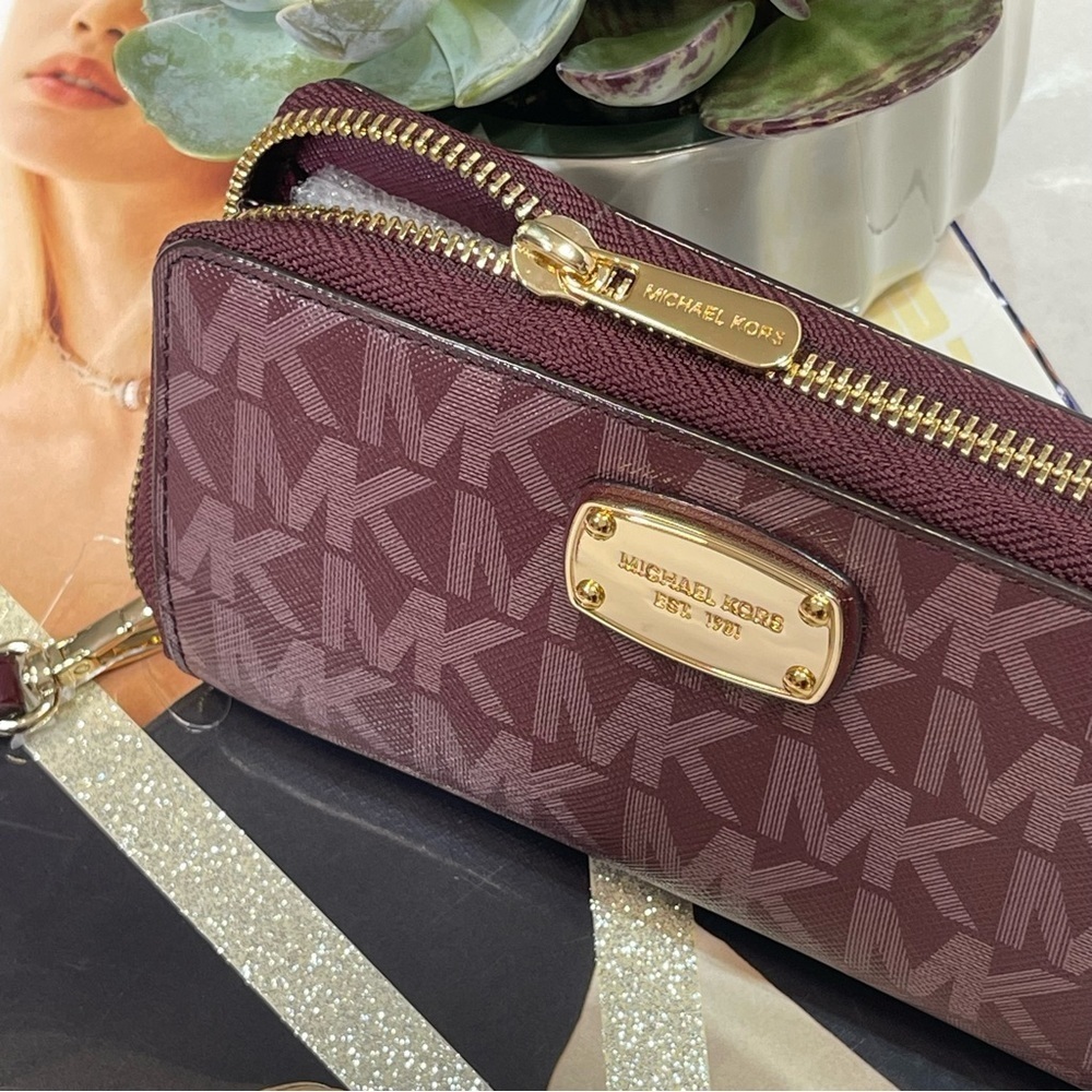(new+tag) Michael Kors wristlet signature monogram large flat phone case…